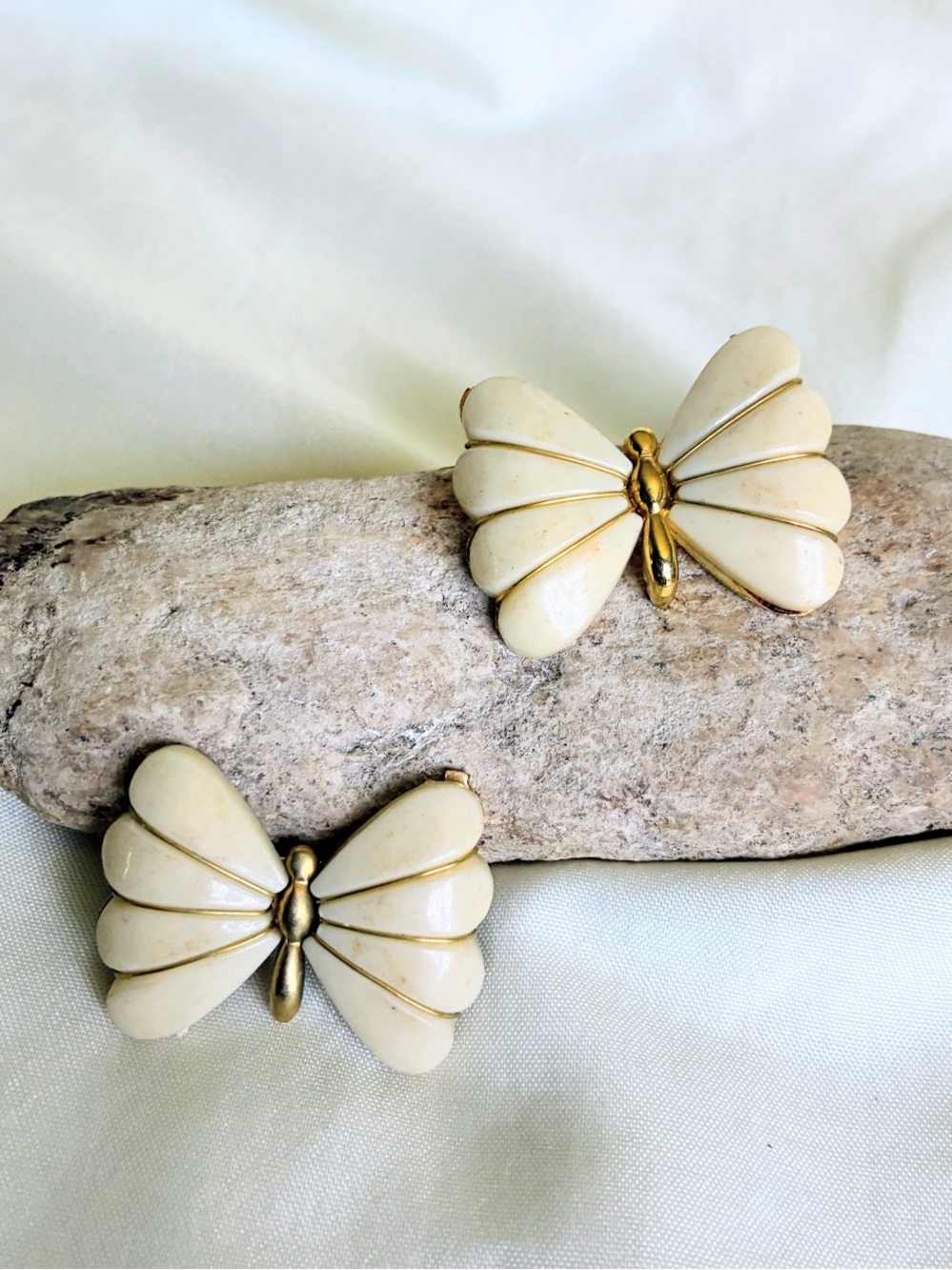 Cream butterfly brooches with gold tone accents #boho #fairycore #vintagejewelry